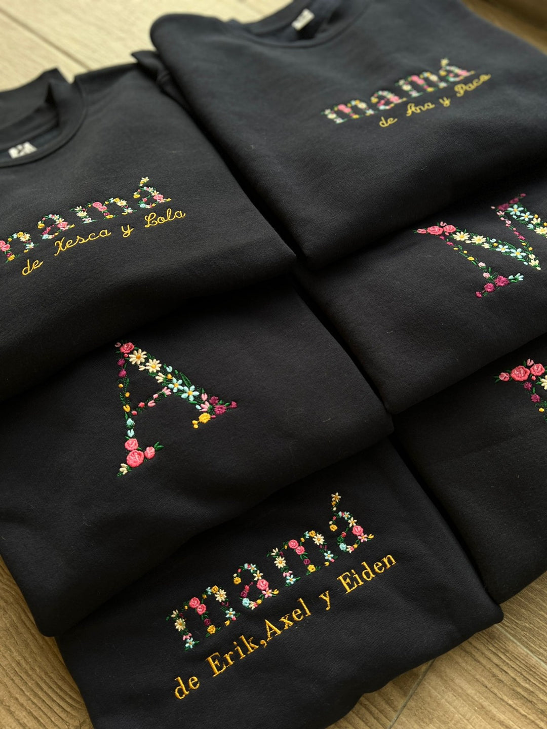 Sudadera negra con bordado floral “Mamá de Xesca y Lola” en hilo de colores