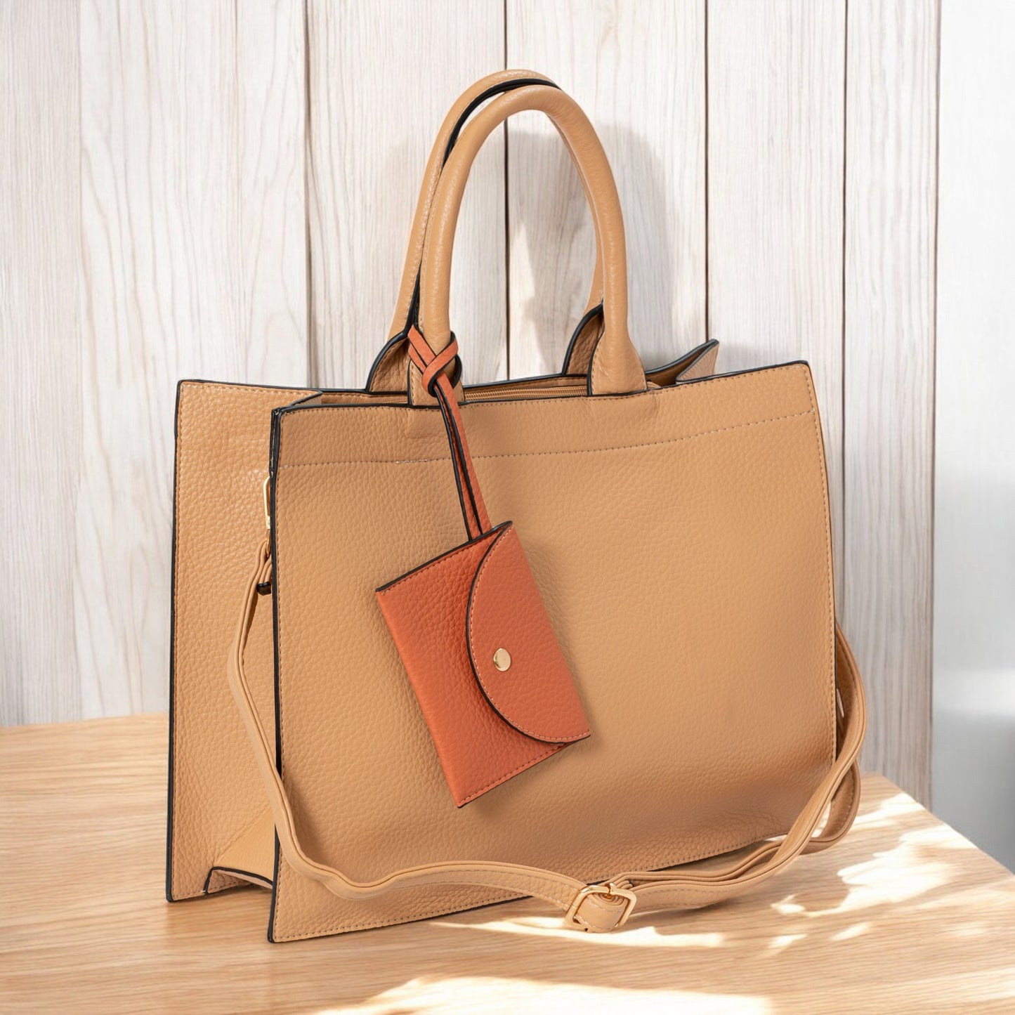 Fotografía del Bolso Gassman en color camel, destacando su diseño compacto y elegante