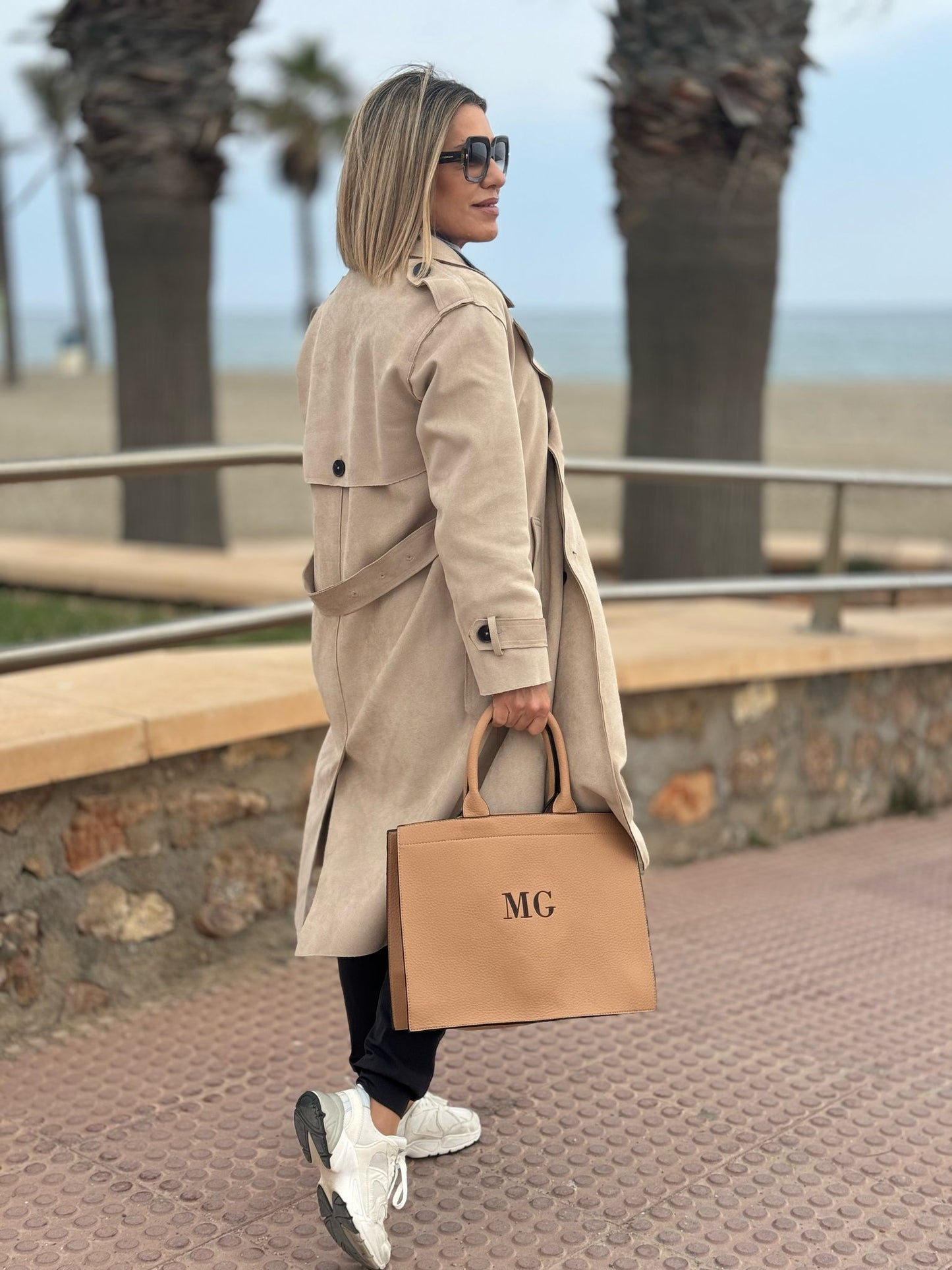 Imagen del Bolso Gassman en color camel, mostrando su monedero incluido y detalles elaborados