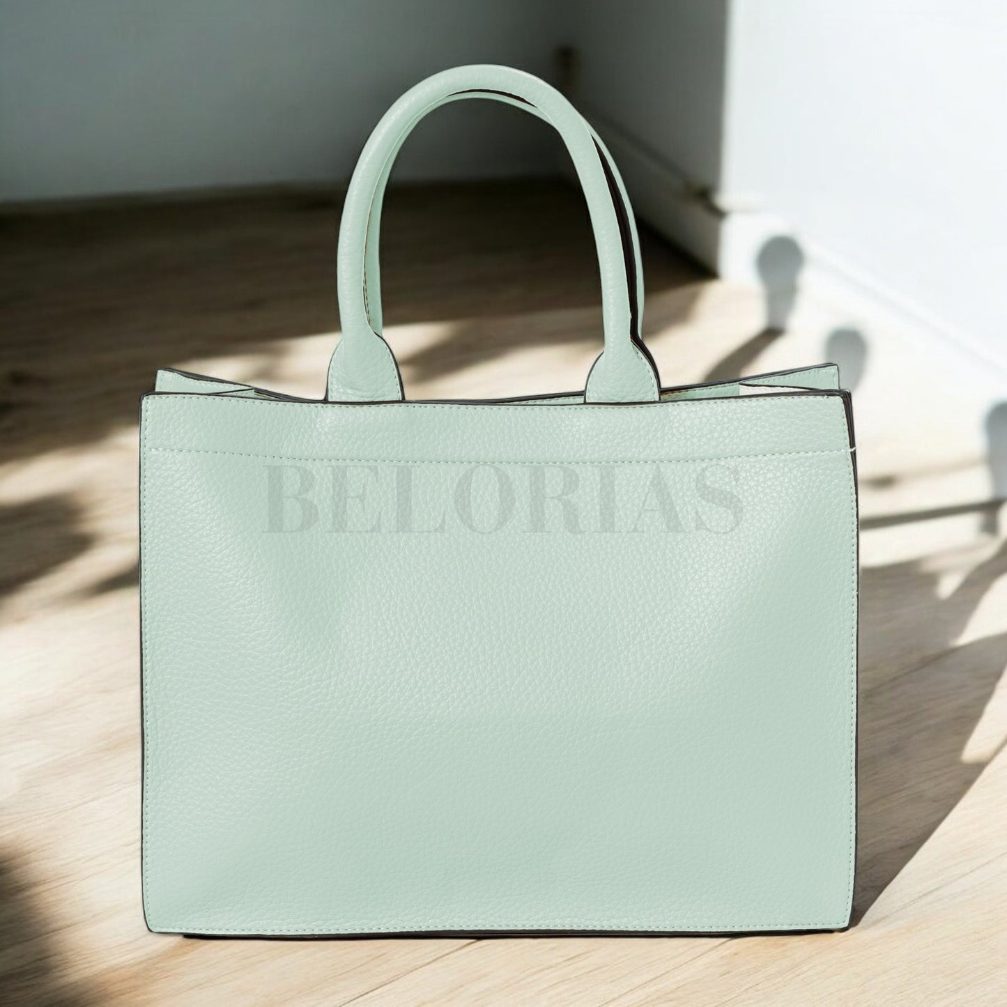 Imagen del Bolso Gassman en verde claro, combinando versatilidad y modernidad