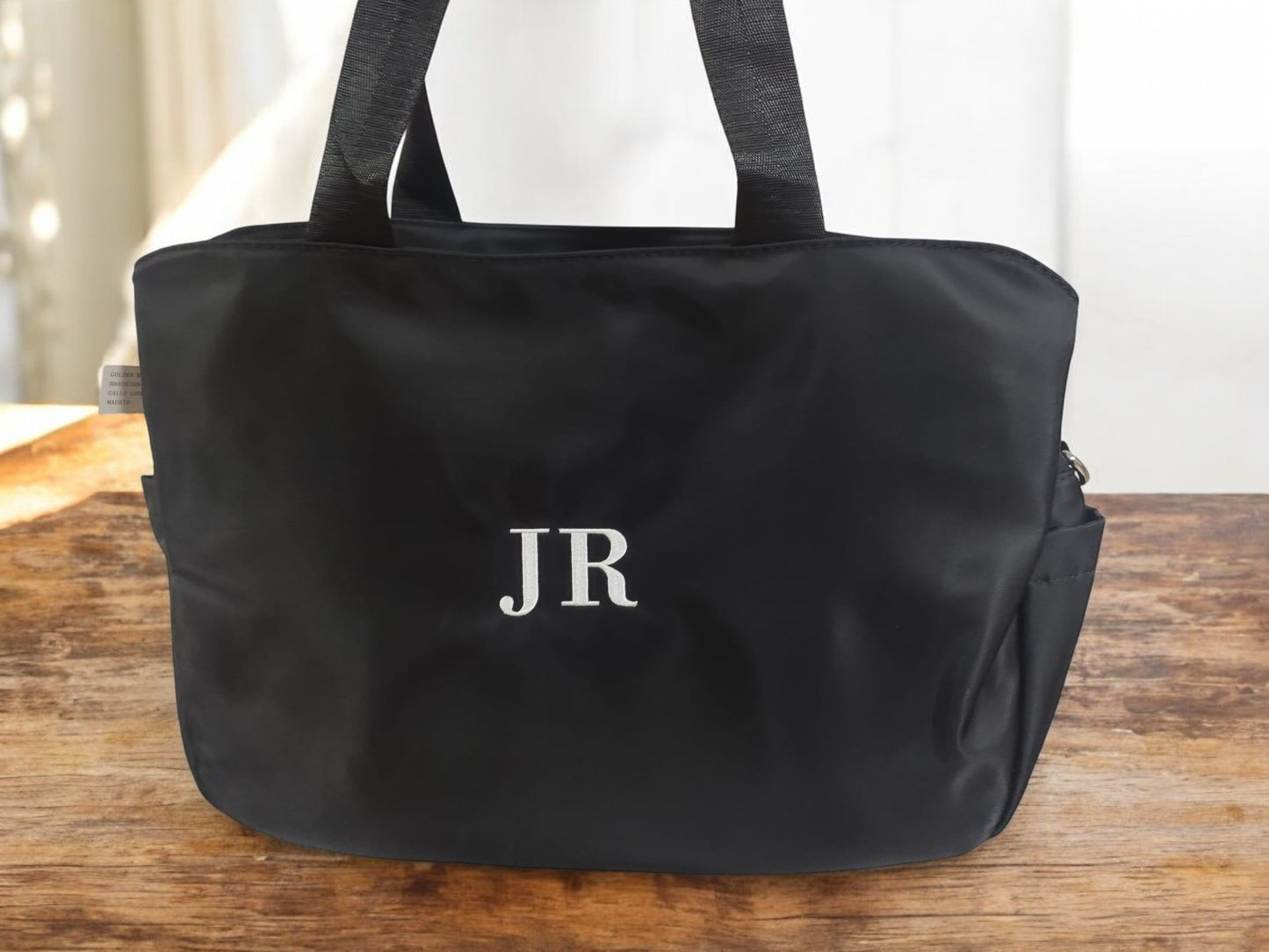 Detalle del Bolso Marise en negro, resaltando su estilo atemporal y sofisticado