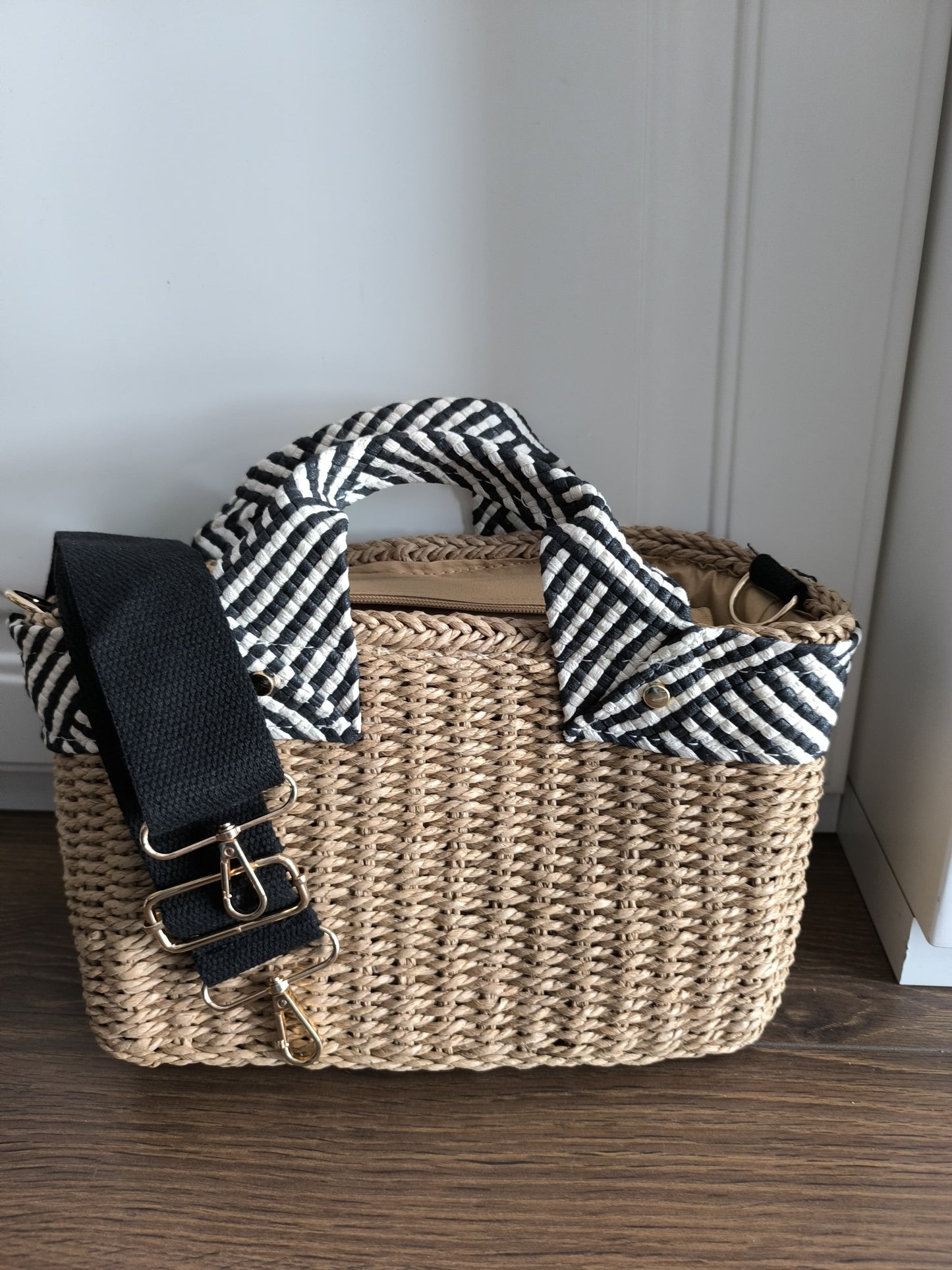 Asas acolchadas con estampado geométrico blanco y negro del Capazo Freire