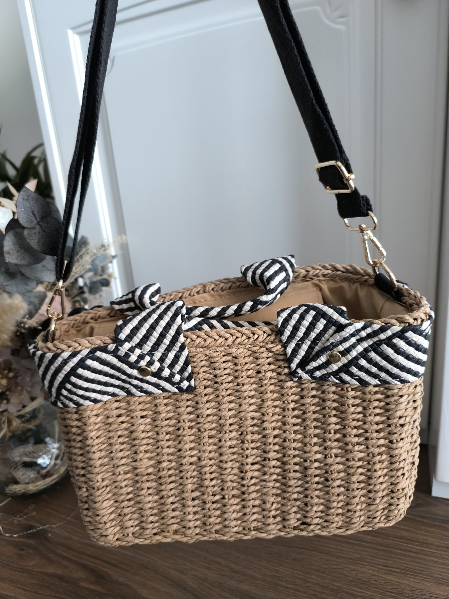 Capazo Freire junto a arreglo floral – inspiración look verano Belorias