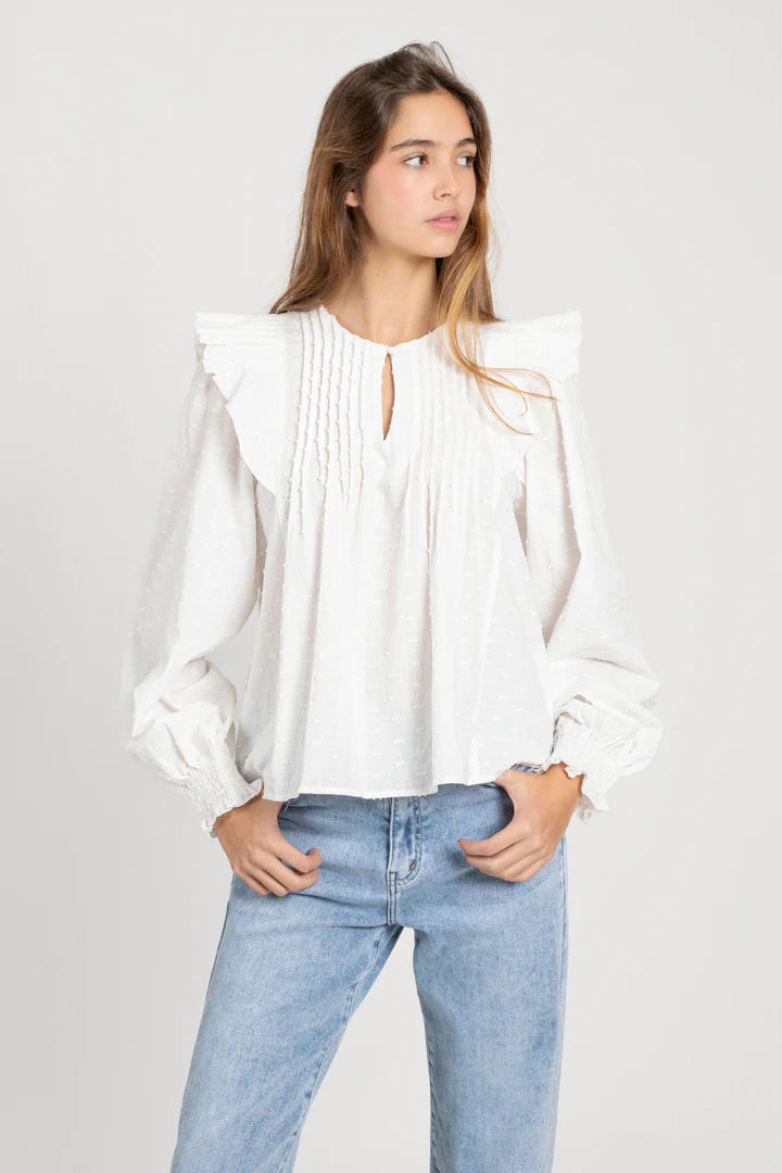 Outfit casual con blusa blanca y jeans claros