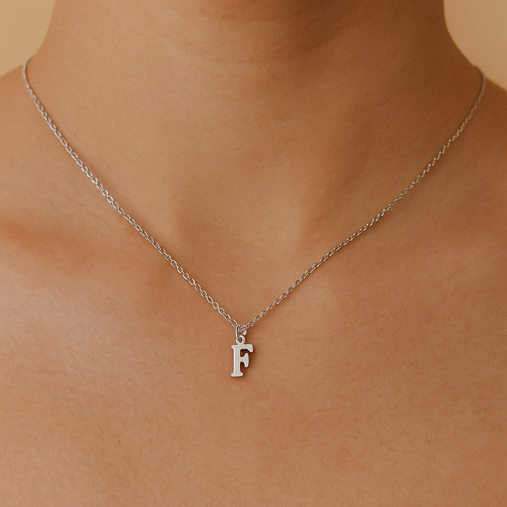 Colgante Plateado Sencillo con Inicial Personalizada-Medium