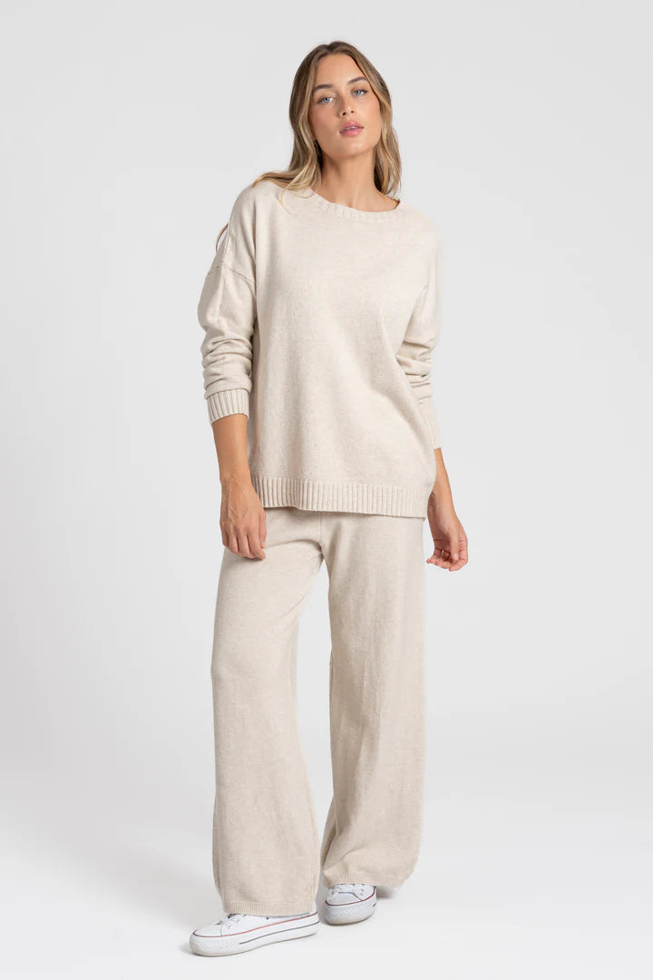 Look casual de mujer con conjunto de punto suave