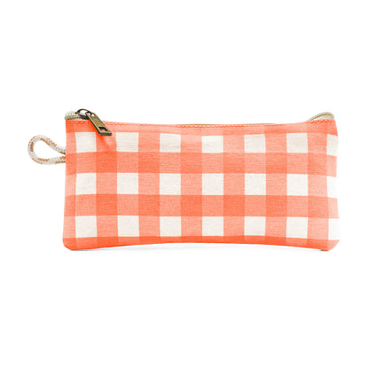 Estuche naranja de cuadros vichy, lleno de energía y color para organizar con estilo.