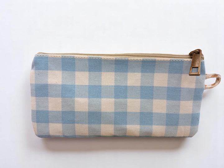 Estuche en cuadros marino personalizado con la letra “C”, opción versátil para el día a día

