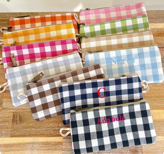Estuche de tela con estampado Vichy rosa, verde y beige, ideal para organizar con estilo

