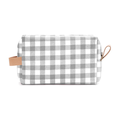 Neceser gris con estampado vichy, sobrio y funcional para cualquier ocasión.