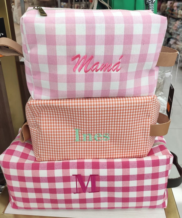 Colección de neceseres en tonos tierra, beiges y grises en patrón de cuadros vichy