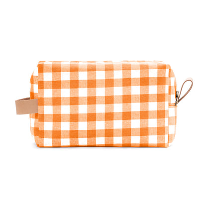 Neceser naranja de cuadros vichy, perfecto para viajes o maquillaje.
