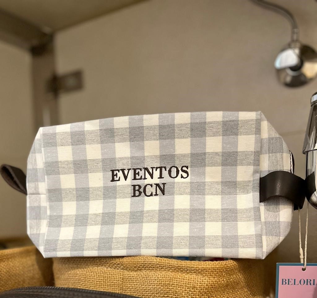 Neceseres en rosa claro y verde con estampado vichy, dispuestos sobre fondo de madera