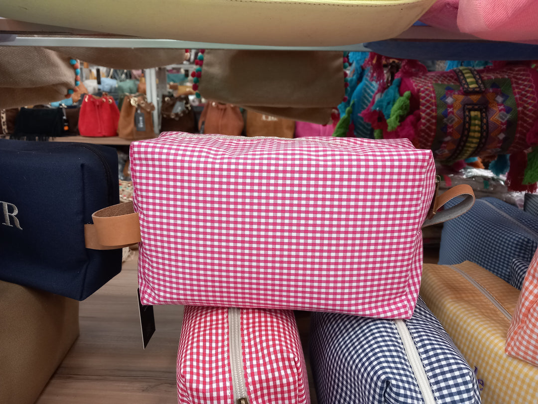 Neceser de cuadros lilas con diseño amplio y cierre de cremallera, sin bordado