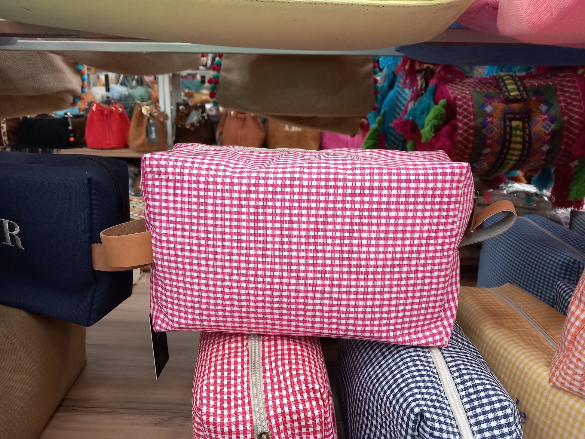 Neceser de cuadros lilas con diseño amplio y cierre de cremallera, sin bordado