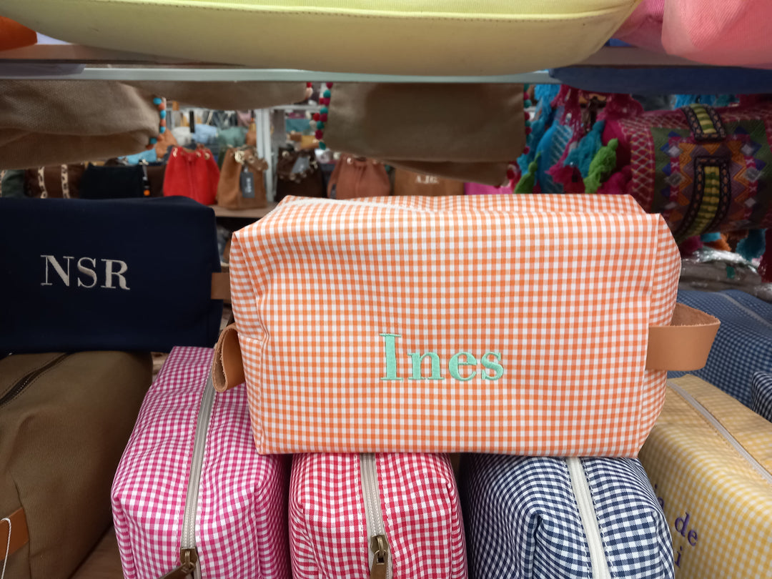Neceser con estampado Vichy rosa, ideal como detalle para mujeres o niñas con gusto delicado