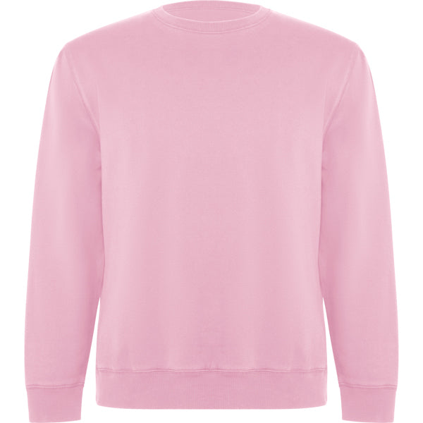 Letra "A" bordada con flores sobre sudadera negra de algodón