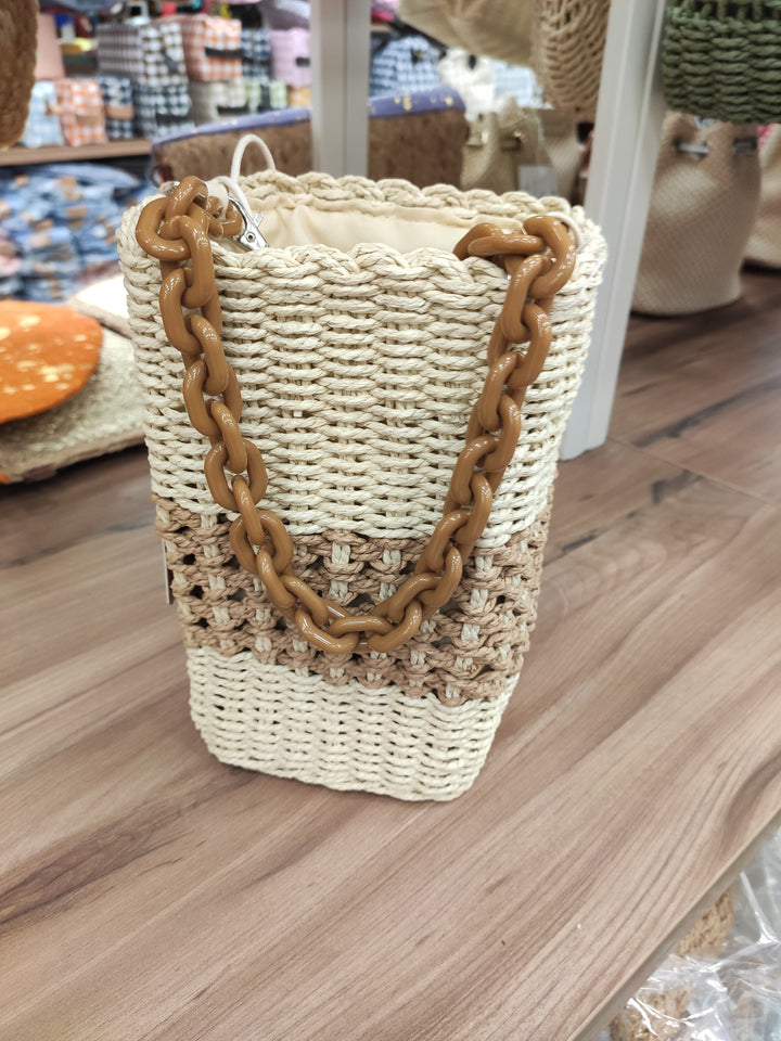 Combinación de fibras naturales y acabados cuidados: capazo Ubud.

