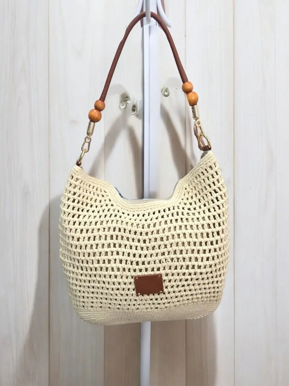 Accesorio veraniego Menorca con textura de crochet y acabados elegantes

