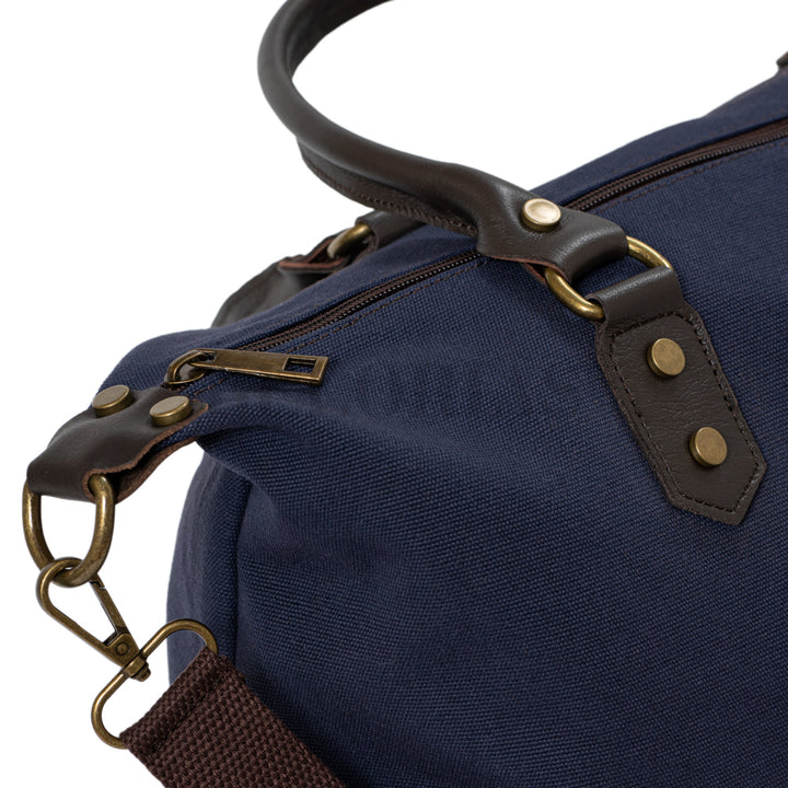 Detalle del bordado a mano en bolso Leonardo personalizado.