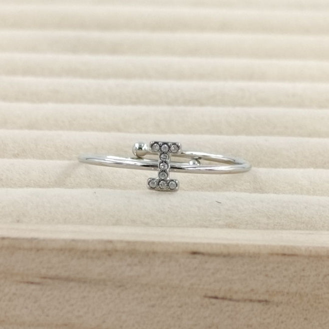 Anillo Plateado Inicial Personalizada Circonitas - Belorias