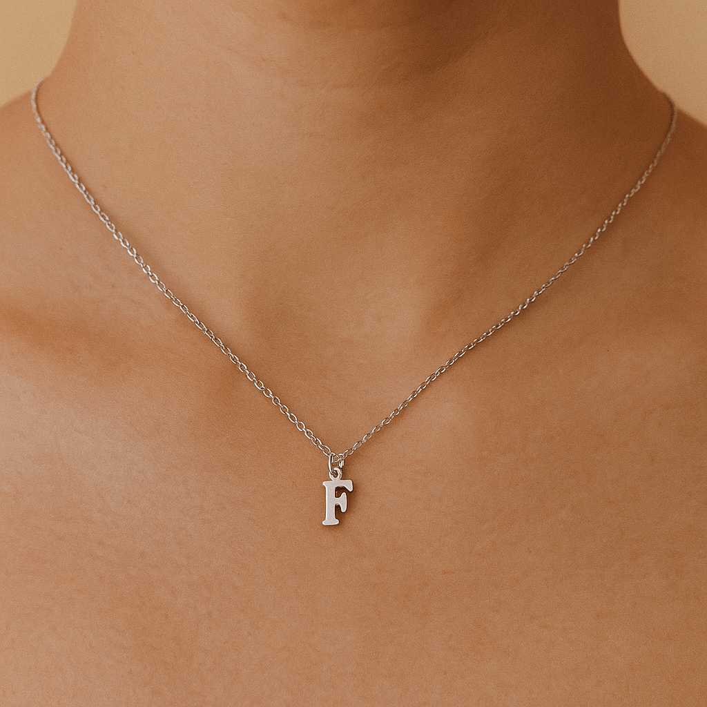 Colgante Plateado Sencillo con Inicial Personalizada-Medium - Belorias