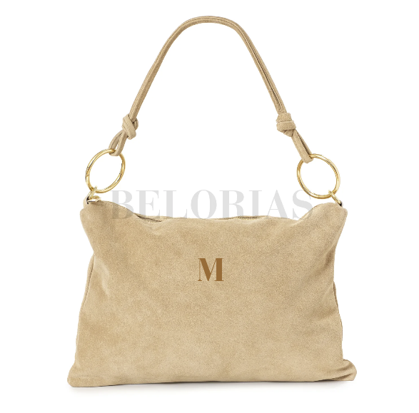 Bolso Simba de antelina beige con opción de inicial personalizada y aros dorados

