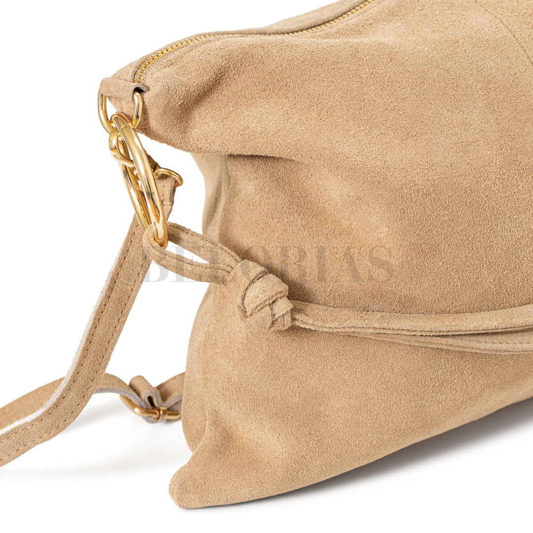Antelina de alta calidad en tono neutro, ideal para looks diarios

