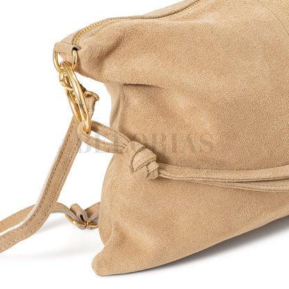 Antelina de alta calidad en tono neutro, ideal para looks diarios

