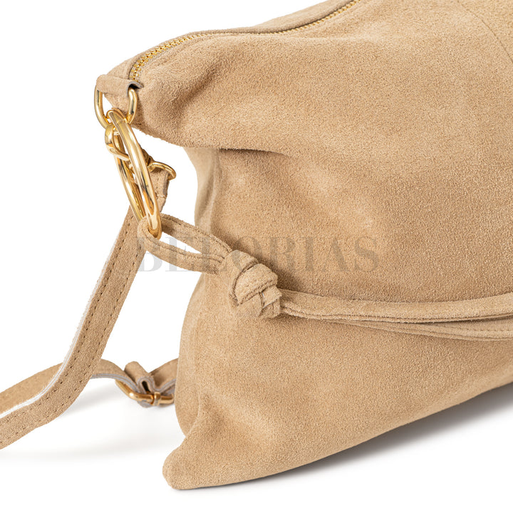 Antelina de alta calidad en tono neutro, ideal para looks diarios

