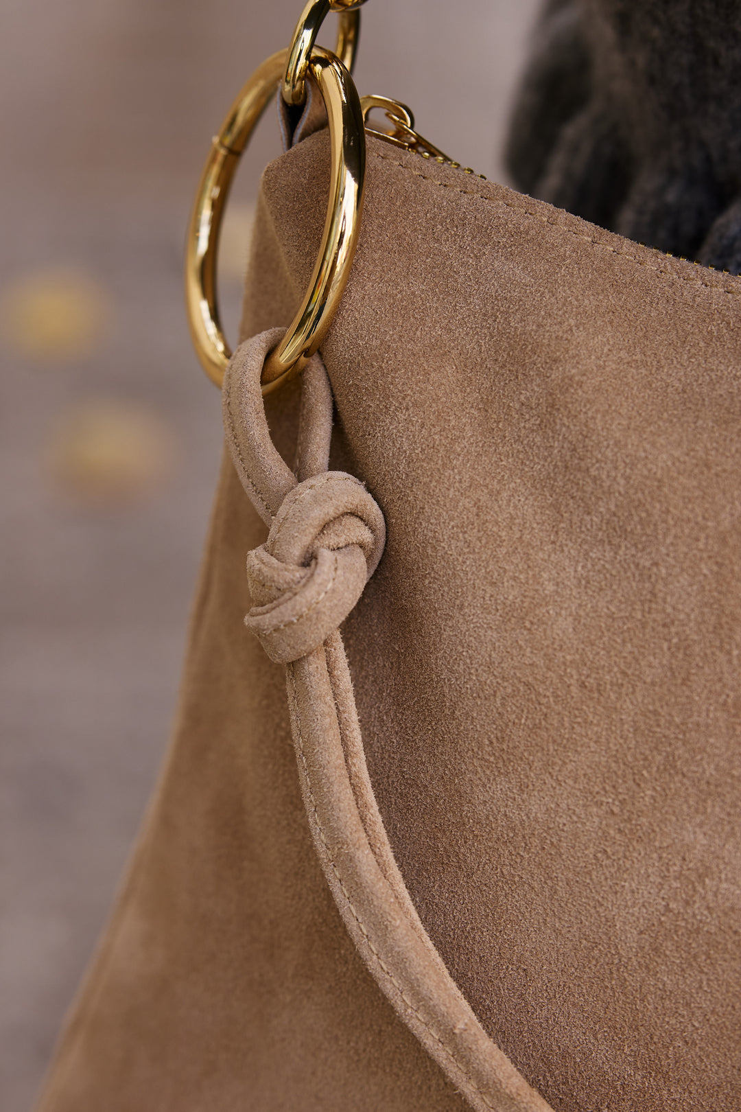 Bolso de diseño neutro con grabado de inicial y detalles dorados

