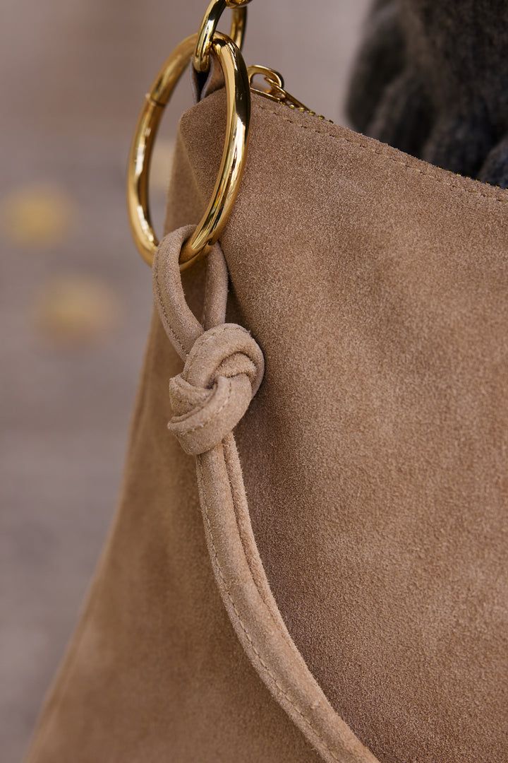 Bolso de diseño neutro con grabado de inicial y detalles dorados

