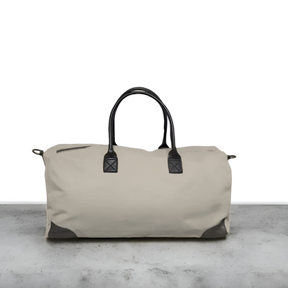 Personaliza tu viaje con tu inicial en este bolso exclusivo

