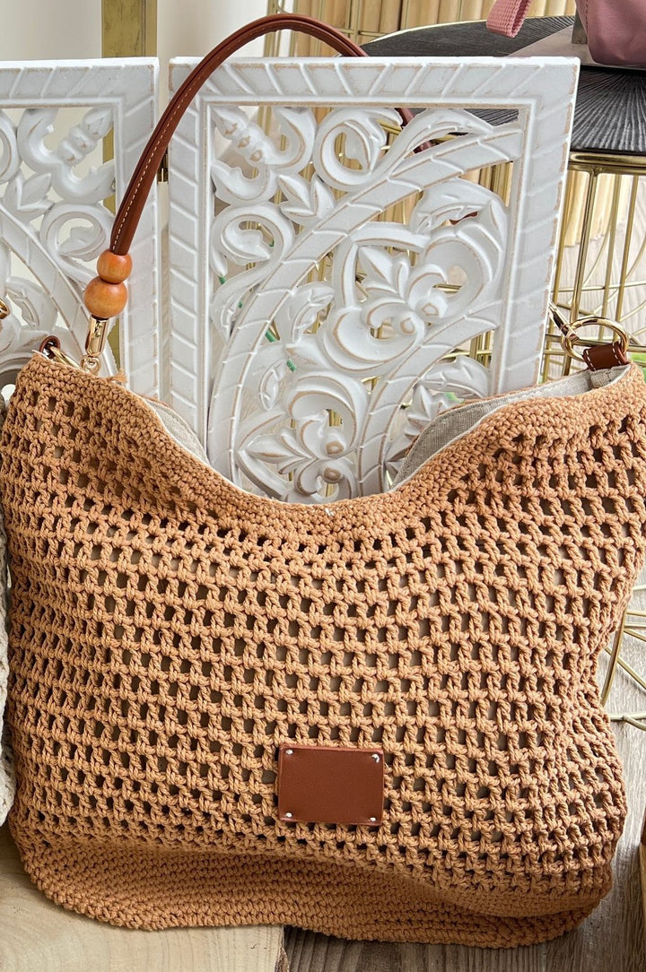 Accesorio veraniego Menorca con textura de crochet y acabados elegantes

