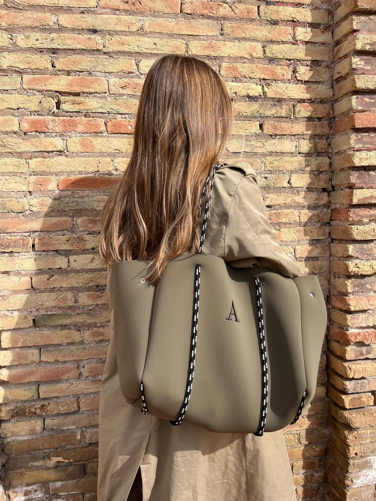Bolso Veronese de neopreno color negro, personalizado con iniciales bordadas, estilo diario, ideal para regalo