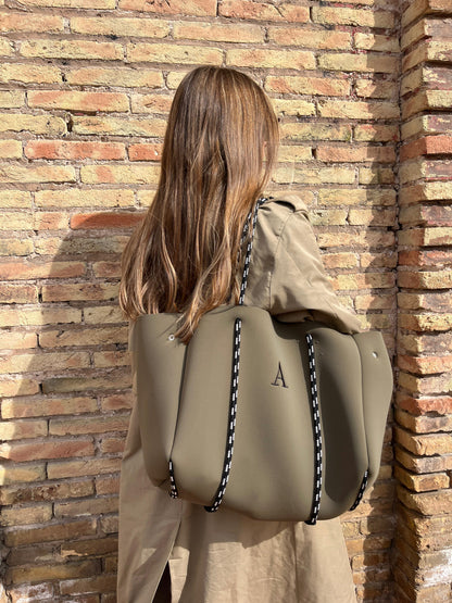 Bolso Veronese de neopreno color negro, personalizado con iniciales bordadas, estilo diario, ideal para regalo