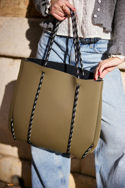 Bolso Veronese de neopreno color negro, personalizado con iniciales bordadas, estilo diario, ideal para regalo