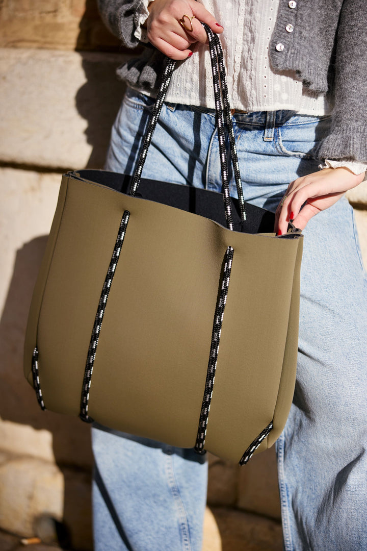 Bolso Veronese de neopreno color negro, personalizado con iniciales bordadas, estilo diario, ideal para regalo