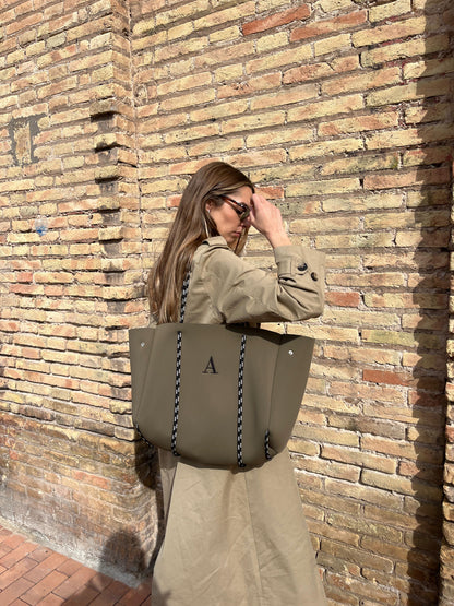 Bolso Veronese de neopreno color negro, personalizado con iniciales bordadas, estilo diario, ideal para regalo