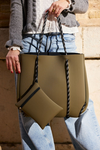 Bolso Veronese de neopreno color , personalizado con iniciales bordadas, estilo versátil, ideal para regalo