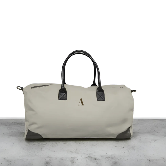 Bolso de viaje Trip en beige con letra inicial personalizada y asas negras

