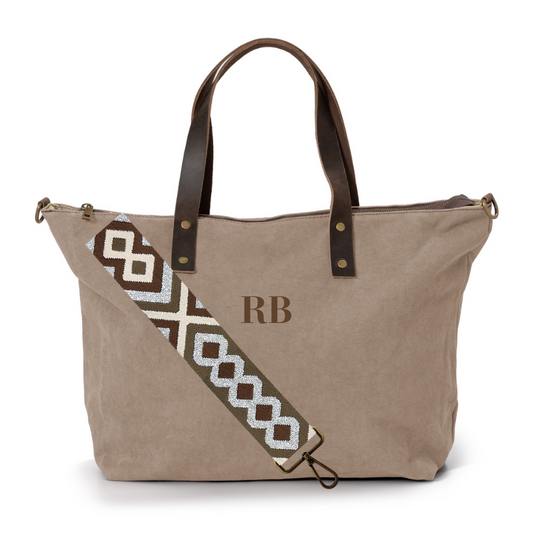 bolso_ariosto_arena_iniciales_bordadas_marron_chocolate_bandolera_correa_marron_plateado