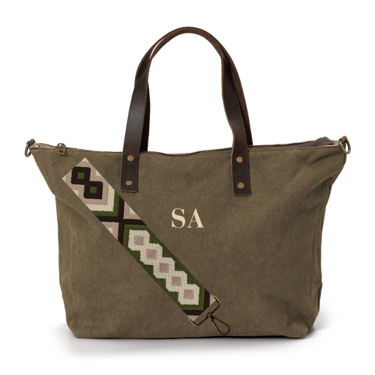 bolso_ariosto_verde_oliva_iniciales_bordadas_beige_bandolera_correa_verde_rosa