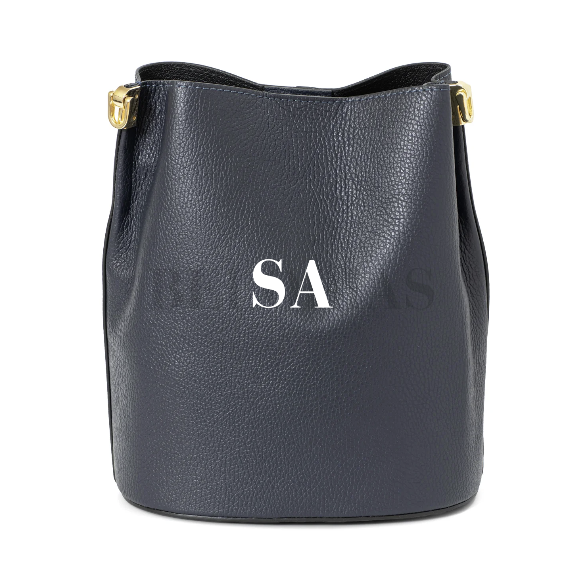 Detalle del bordado personalizado en bolso Dante