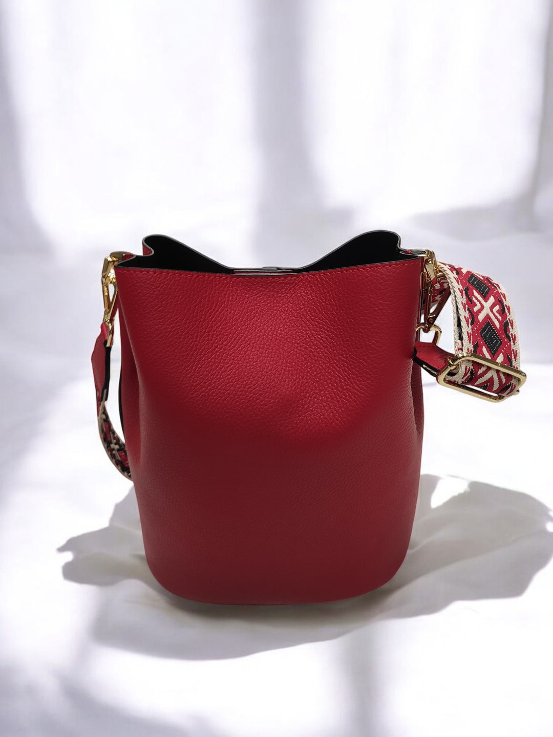 Bolso con piel auténtica y detalles cuidados