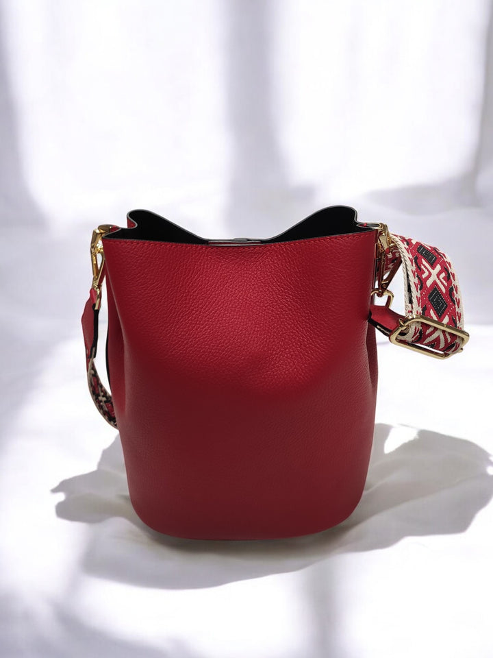 Bolso con piel auténtica y detalles cuidados