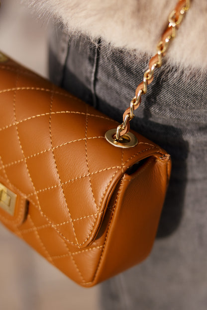 Accesorio de moda Accardi sobre fondo neutro con luz natural


