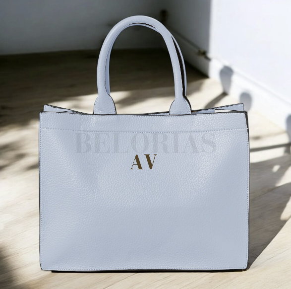 Imagen del Bolso Gassman en azul claro, destacando su diseño elegante y funcional

