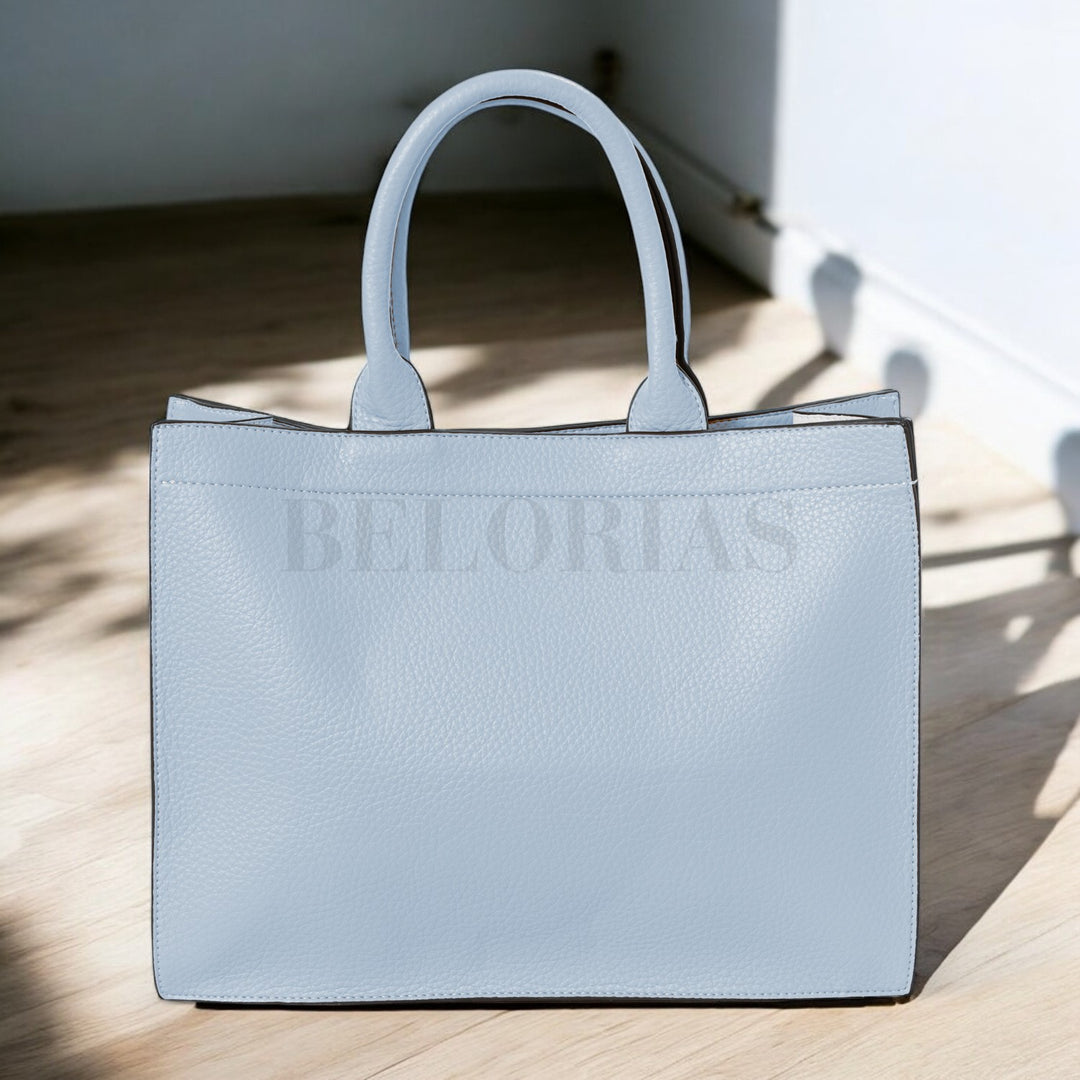 Fotografía del Bolso Gassman en azul claro, resaltando su estilo contemporáneo y practicidad

