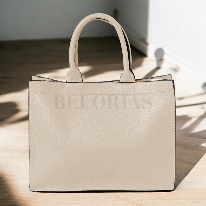 Vista lateral del Bolso Gassman en beige, mostrando sus compartimentos y cierre de cremallera

